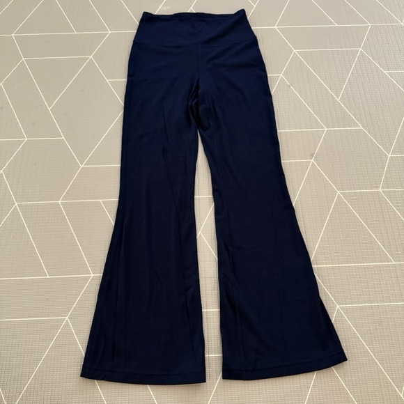 Lululemon Groove Nulu Super-High-Rise Flared Pant *Short Size 6 LW5GFMS Navy - Picture 1 of 9